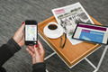 Das Foto zeigt eine aufgeschlagene bremer kirchenzeitung und ihre digitale Variante auf Tablet und Smartphone