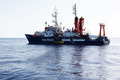 Luftaufnahme von Seawatch 4, kirchliches Rettungsschiff im Mittelmeer.