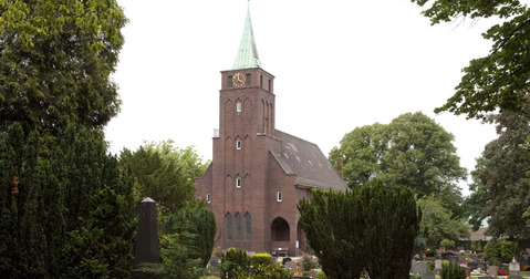 Friedhof mit Kirche und Bäumen