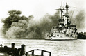 Historische Aufnahme eines Kriegsschiffes im Zweiten Weltkrieg.