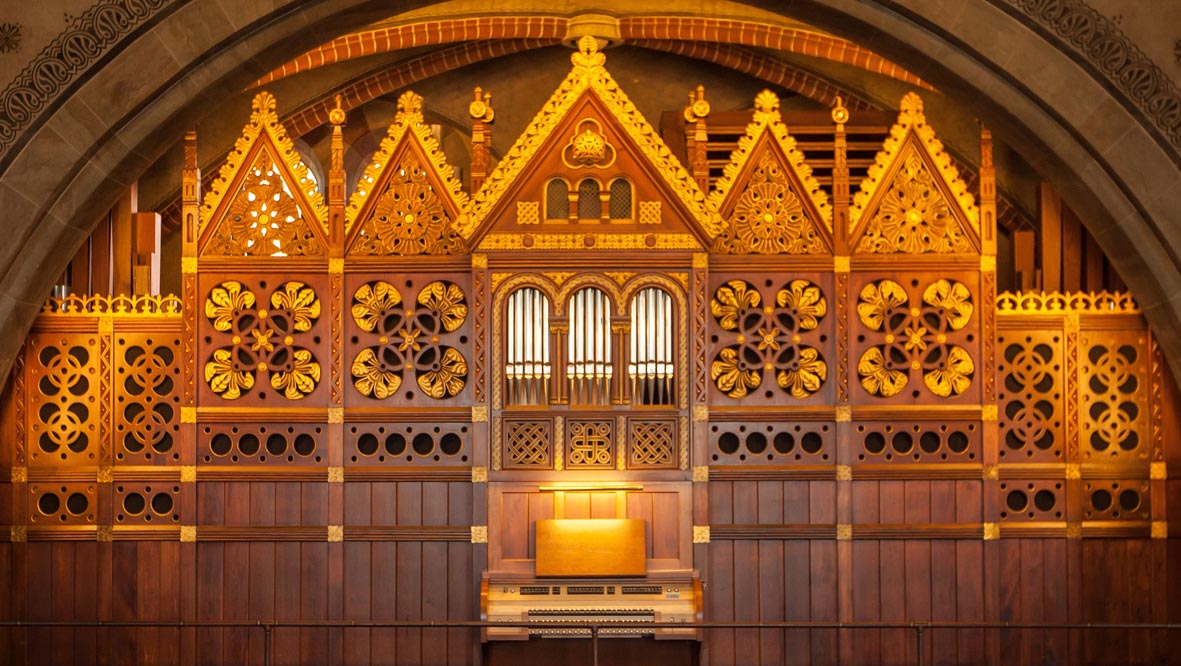 Das Foto zeigt den Orgelprospekt in der Bremer Kirche St. Michael Grohn. Man sieht die Pfeifen und aufwändige Holzschnitzereien