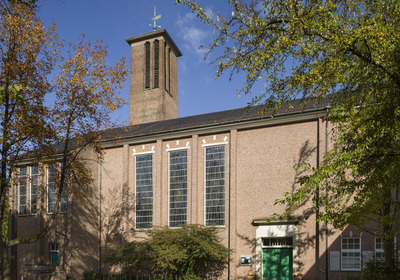 Von Bäumen umgebenes Kirchgebäude