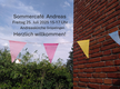 Ein Banner mit bunten Wimpeln auf einem Hintergrund aus Ziegelmauer. Der Text informiert über ein Sommercafé, das am Freitag, den 25. Juli 2025, von 15 bis 17 Uhr in der Andreas-Kirche Gröpelingen stattfindet. Es heißt: "Herzlich willkommen!"