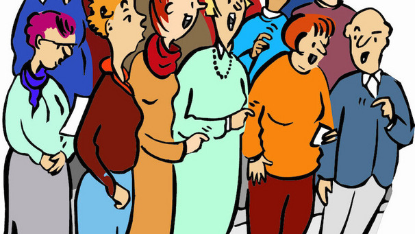 Menschen stehen in Reihen zusammen und singen. Es ist ein gemischter Chor. Sie scheinen Spaß zu haben.