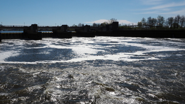 die schäumende Weser, im Hintergrund das Weserwehr