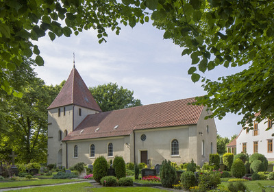 Von Bäumen umringte Kirche