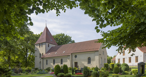 Von Bäumen umringte Kirche