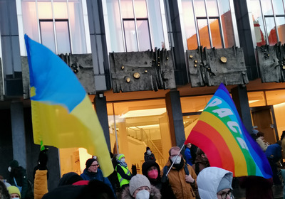 Das Foto zeigt Besucher einer Friedensandacht aus Anlass des Kriegsausbruches in der Ukraine auf dem Bremer Marktplatz vor dem Haus der Bürgerschaft