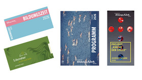 Das Bild zeigt vier Broschüren für Bildungsangebote