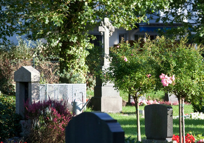 Gräber und Bepflanzungen auf dem Friedhof.