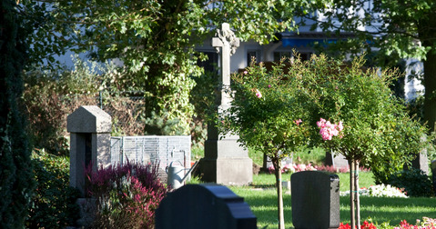 Gräber und Bepflanzungen auf dem Friedhof.