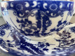Das Foto zeigt eine traditionelle weiß-blaue Teetasse