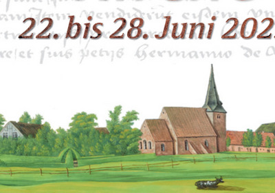 Eine ländliche Szene mit grünen Wiesen, einem kleinen Dorf und einer Kirche. Im Vordergrund steht eine Kuh. Oben steht der Text „22. bis 28. Juni 2025“.