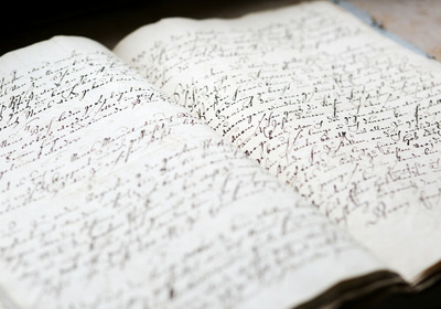aufgeschlagenes Buch mit alter Schrift
