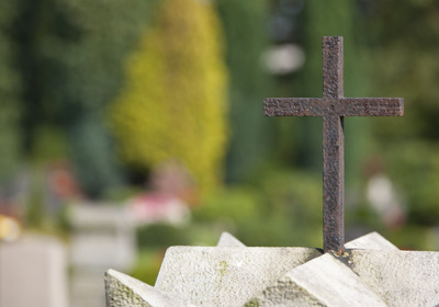 Eine Kreuzskulptur auf dem Friedhofsgelände