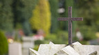 Eine Kreuzskulptur auf dem Friedhofsgelände