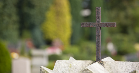 Eine Kreuzskulptur auf dem Friedhofsgelände