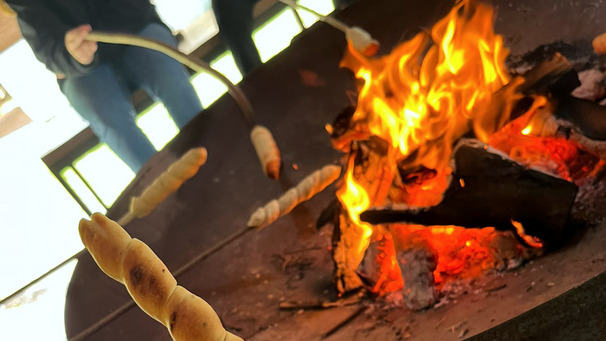 Stockbrotbacken beim Ferienspaß