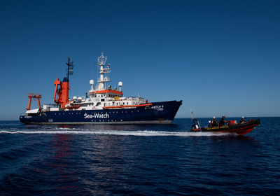 Das Foto zeigt das Schiff "Seawatch" auf dem Meer