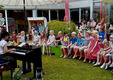 Der Kinderchor probt draußen im Hof der Gemeinde