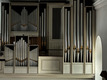 Die Abbildung zeigt eine Orgel mit zahlreichen Metallpfeifen in verschiedenen Größen. Die Pfeifen sind in Gruppen angeordnet und verleihen der Orgel ein beeindruckendes, symmetrisches Aussehen. Der Hintergrund ist schlicht und lässt die Orgel in den Vordergrund treten.