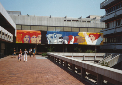 Das Bild zeigt das Foto eines Wandgemäldes an der Universität Bremen von ca. 1976. Es zeigt demonstrierende und leidende Menschen während Putsch und Militätjunta in Chile
