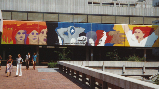 Das Bild zeigt das Foto eines Wandgemäldes an der Universität Bremen von ca. 1976. Es zeigt demonstrierende und leidende Menschen während Putsch und Militätjunta in Chile