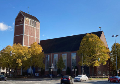 Blick auf die Martin-Luther-Kirche von der Ecke Hemmstraße / Fürther Straße