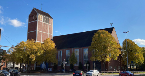 Blick auf die Martin-Luther-Kirche von der Ecke Hemmstraße / Fürther Straße