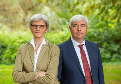 Auf dem Foto stehen die Präsidentin der Bremischen Evangelischen Kirche (BEK), Edda Bosse, und BEK-Schriftführer Pastr Dr. Bernd Kuschnerus nebeneinander in einem Garten
