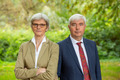 Auf dem Foto stehen die Präsidentin der Bremischen Evangelischen Kirche (BEK), Edda Bosse, und BEK-Schriftführer Pastr Dr. Bernd Kuschnerus nebeneinander in einem Garten