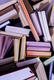 Auf dem Foto ist ein Bücherstapel zu sehen, Titel sind nicht zu erkennen