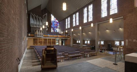 Heller Innenraum mit Orgel und Sitzbänken