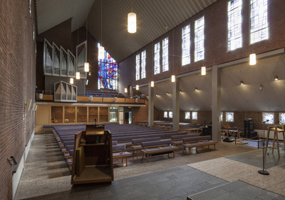 Heller Innenraum mit Orgel und Sitzbänken