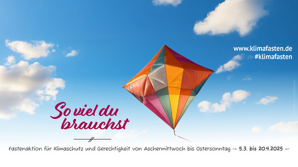Ein bunter Drachen schwemmt im Himmel