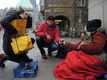 Das Foto zeigt einen Obdachlosen auf der Straße mit dem Streetworker Harald Schröder