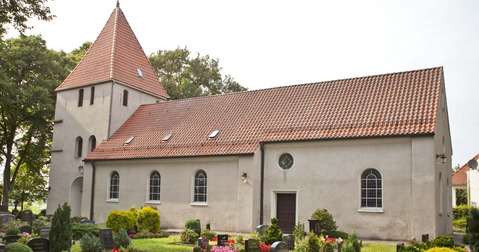 Kirche und Gräber auf dem Friedhof