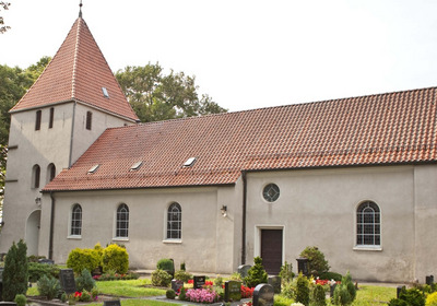 Kirche und Gräber auf dem Friedhof