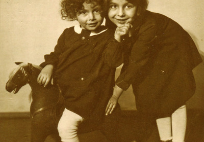 Aus Anlass der Ausstellung "Vergiss deinen Namen nicht" - Die Kinder von Auschwitz hier ein historisches Kinderfoto von Dáša und Sylva Fried