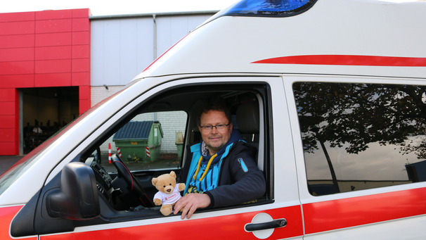 Das Foto zeigt Pastor Andreas Hamburg am Steuer des Krankenwagens vor der Abfahrt in die Ukraine