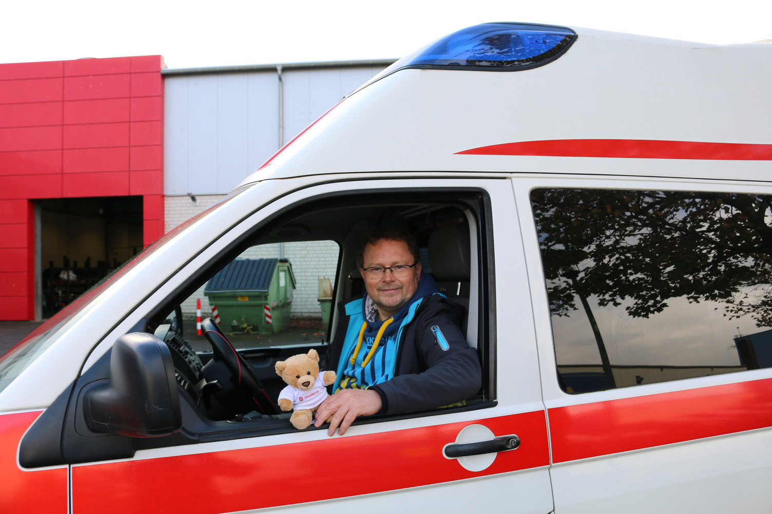 Das Foto zeigt Pastor Andreas Hamburg am Steuer des Krankenwagens vor der Abfahrt in die Ukraine