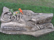 Das Foto zeigt das Mahnmal für Geflüchtete in der Bremer Gemeinde Arsten-Habenhausen. Es ist aus Bronze mit der Inschrift „Gott wird abwischen alle Tränen von ihren Augen - Im Gedenken an alle Menschen, die vor Krieg, Not und Verfolgung flohen und auf dem Weg zu uns ihr Leben verloren haben.“