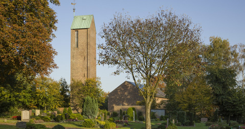 Kirche mit Friedhof und freistehendem Turm