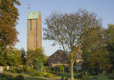 Kirche mit Friedhof und freistehendem Turm