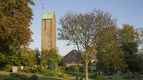 Kirche mit Friedhof und freistehendem Turm