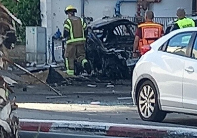 Das Bild zeigt ein durch Raktenbeschuss zerstörtes Fahrzeug im israelischen Rishon Lezion