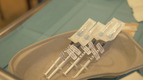 Vier aufgezogene Impf-Spritzen liegen in einer Pappschale bereit