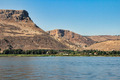 Ein See mit einem Berg im Hintergrund