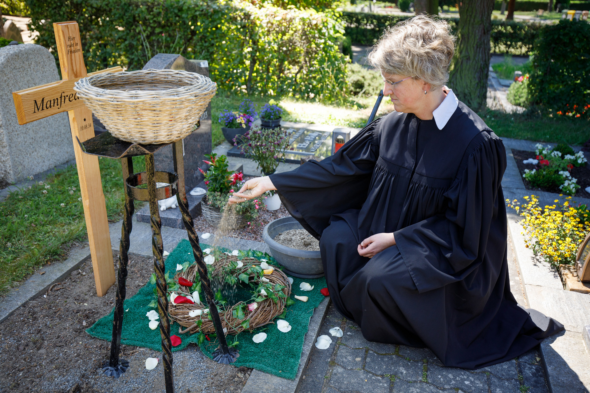 Hier finden Sie Infos zu Bedeutung und Ablauf einer kirchlichen Trauerfeier