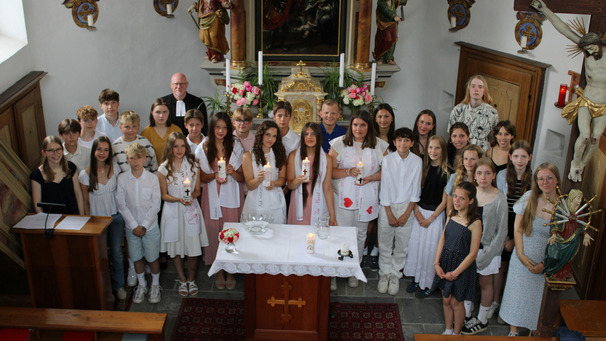 Teilnehmer der Konfifreizeit in Südtirol am Altar